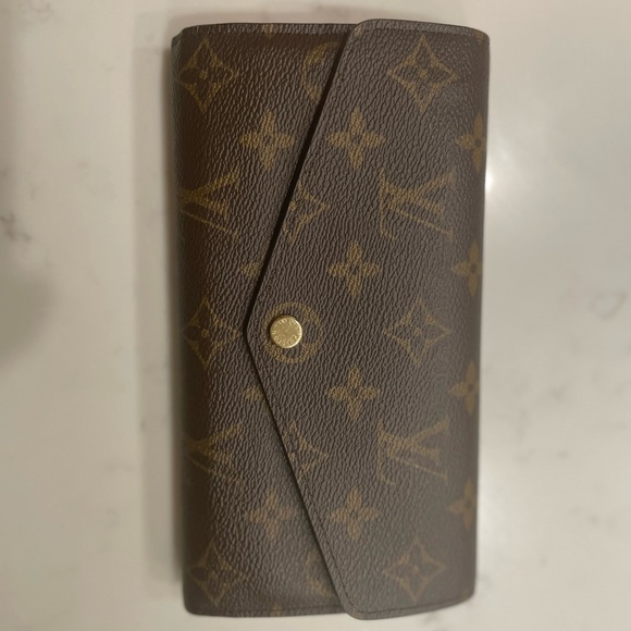 Louis Vuitton Handbags - Louie Vuitton monogram Sarah wallet